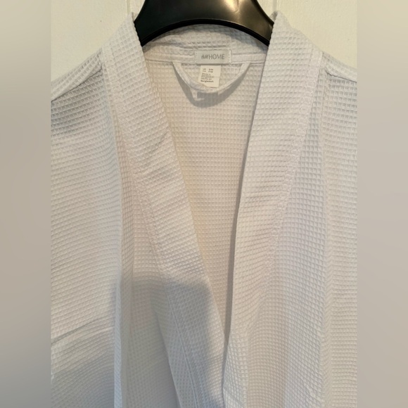 H&M White Textured Robe - Picture 2 of 3